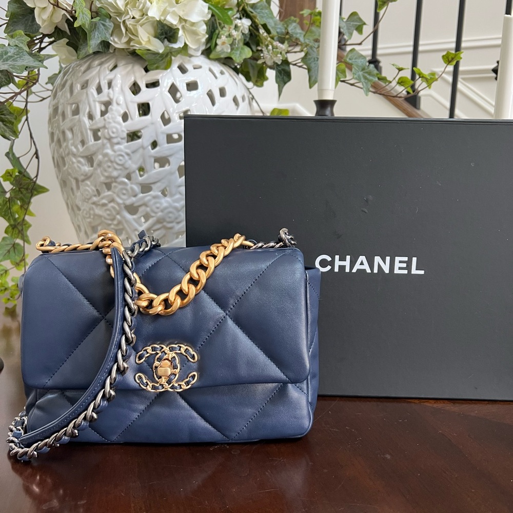100% Authentic Chanel 19 size Small in Navy Blue